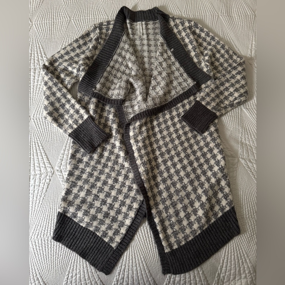 Aeropostale Gray and White Houndstooth Cardigan